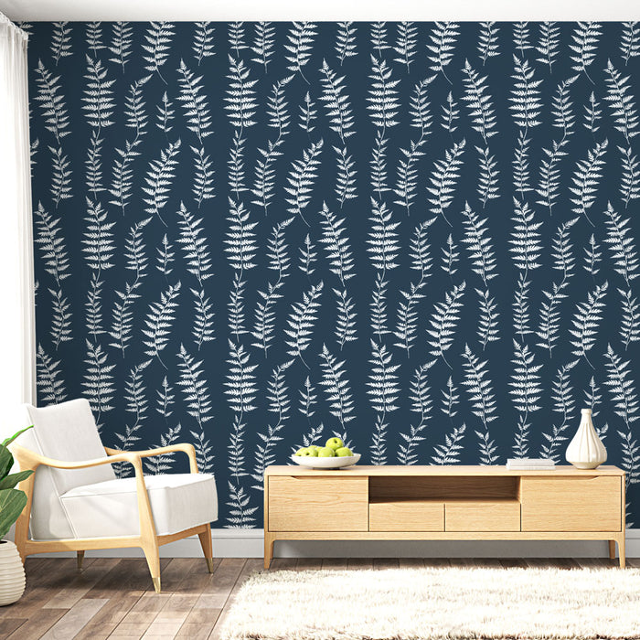Une pièce moderne avec un papier peint bleu nuit orné de motifs de fougères blanches, créant une atmosphère apaisante et naturelle.