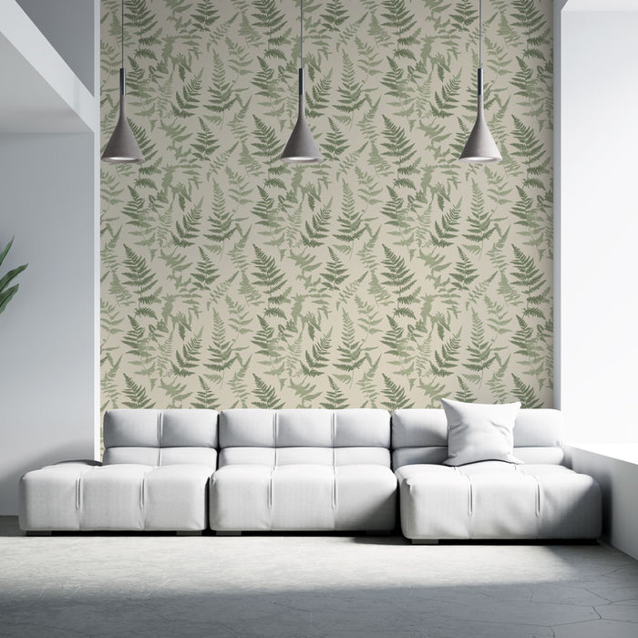 Un salon moderne avec un papier peint aux motifs de fougères vertes sur fond beige, créant une ambiance naturelle et apaisante.