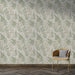 Une pièce moderne avec un papier peint aux motifs de fougères vertes et beiges sur fond clair, créant une ambiance naturelle et apaisante.