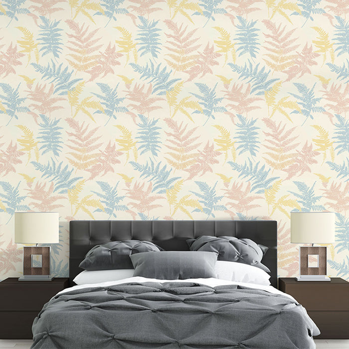 Une chambre moderne avec un papier peint floral aux motifs de fougères pastel sur fond clair, créant une ambiance douce et apaisante.