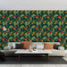 Un salon moderne avec un papier peint floral aux motifs colorés de fruits rouges, jaunes et verts sur fond sombre, créant une atmosphère vivante et chaleureuse.