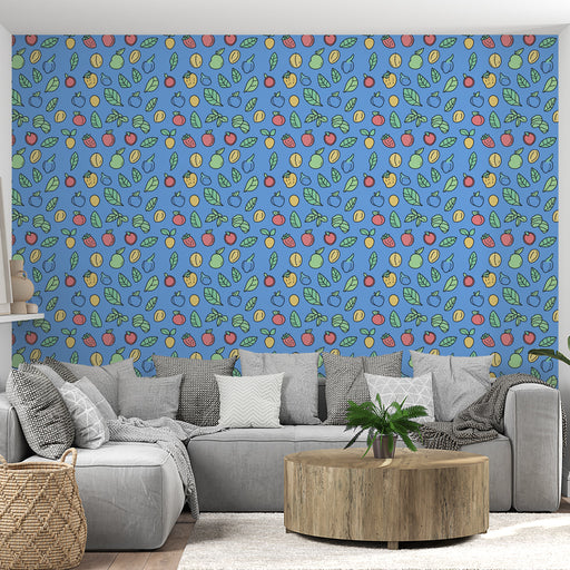 Un salon moderne avec un papier peint coloré représentant des fruits et des feuilles sur fond bleu, créant une ambiance joyeuse et fraîche.