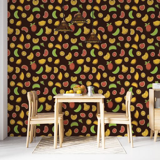 Une salle à manger lumineuse avec un papier peint coloré représentant des fruits variés sur fond marron, créant une ambiance joyeuse et chaleureuse.