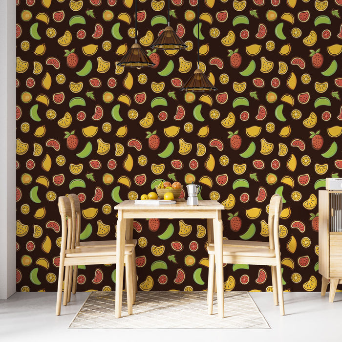 Une salle à manger lumineuse avec un papier peint coloré représentant des fruits variés sur fond marron, créant une ambiance joyeuse et chaleureuse.