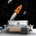 Papier peint espace avec fusée orange et étoiles pour chambre d'enfant.