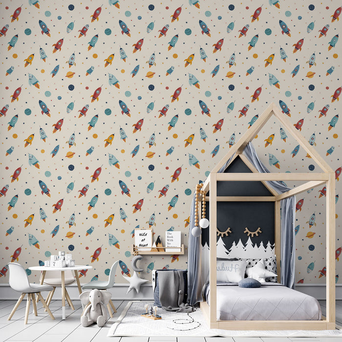 Une chambre d'enfant avec un papier peint ludique représentant des fusées colorées et des planètes sur un fond clair, créant une ambiance joyeuse et imaginative.