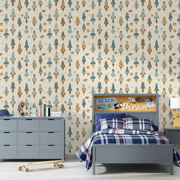 Une chambre d'enfant avec un papier peint ludique représentant des fusées colorées sur fond clair, créant une ambiance joyeuse et imaginative.