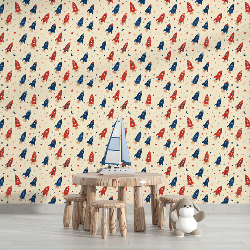 Une chambre d'enfant avec un papier peint ludique représentant des fusées rouges et bleues sur fond crème, créant une ambiance joyeuse et imaginative.