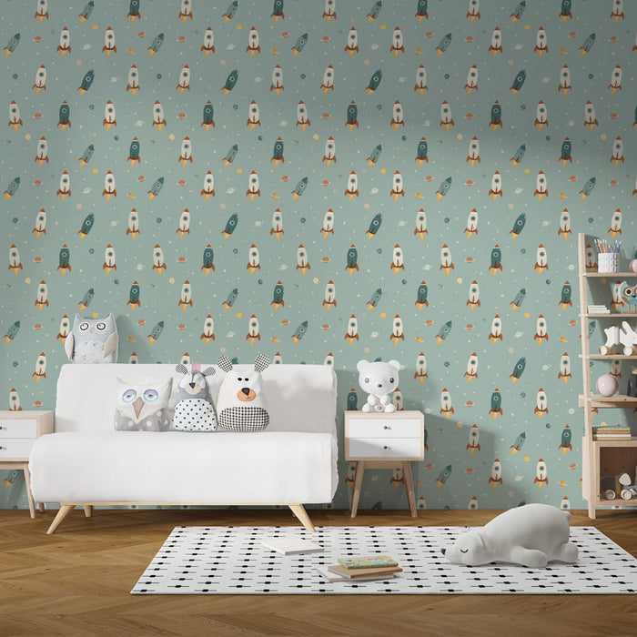 Une chambre d'enfant avec un papier peint ludique représentant des fusées colorées sur fond bleu, créant une ambiance joyeuse et imaginative.