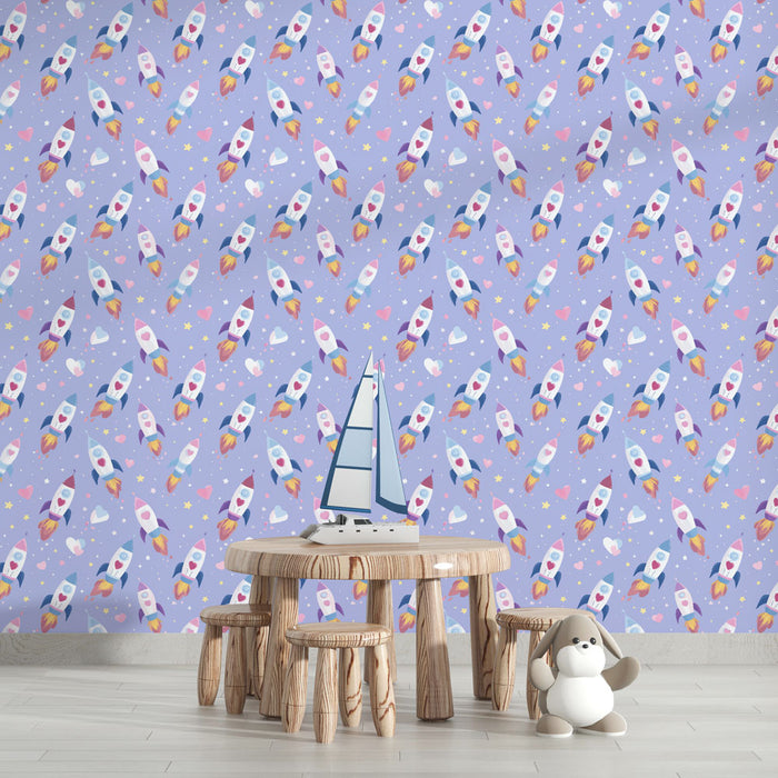 Une chambre d'enfant avec un papier peint ludique illustrant des fusées colorées sur fond violet, créant une ambiance joyeuse et imaginative.