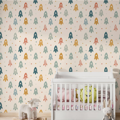 Une chambre d'enfant avec un papier peint ludique illustrant des fusées colorées sur fond clair, créant une atmosphère joyeuse et imaginative.