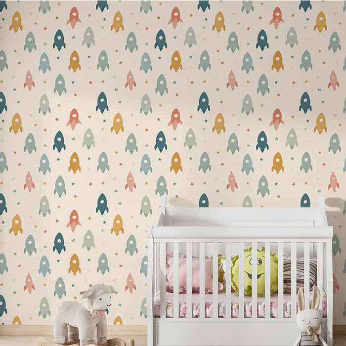 Une chambre d'enfant avec un papier peint ludique illustrant des fusées colorées sur fond clair, créant une atmosphère joyeuse et imaginative.