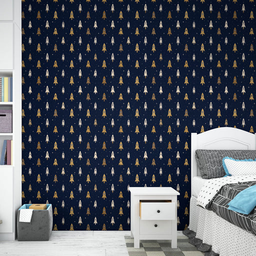 Une chambre d'enfant avec un papier peint bleu marine orné de fusées stylisées en blanc, doré et marron, créant une ambiance ludique et imaginative.
