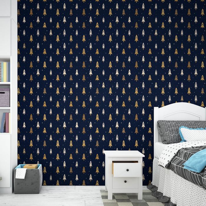 Une chambre d'enfant avec un papier peint bleu marine orné de fusées stylisées en blanc, doré et marron, créant une ambiance ludique et imaginative.