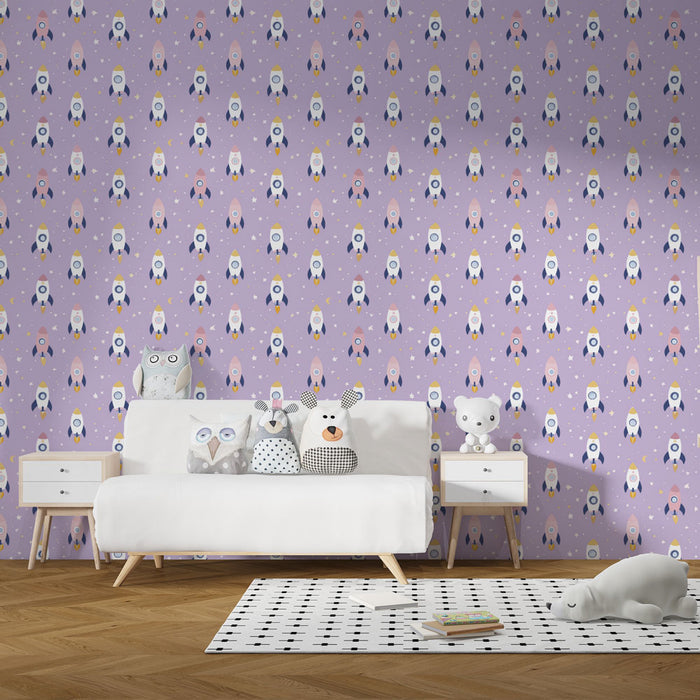Une chambre d'enfant avec un papier peint ludique violet orné de fusées colorées, créant une atmosphère joyeuse et imaginative.