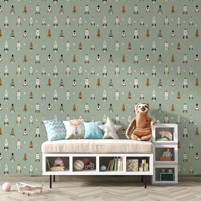 Une chambre d'enfant avec un papier peint ludique représentant des fusées colorées sur fond vert, créant une atmosphère joyeuse et imaginative.