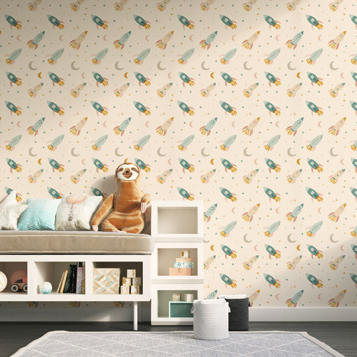 Une chambre d'enfant avec un papier peint ludique représentant des fusées colorées et des étoiles sur un fond crème, créant une atmosphère joyeuse et imaginative.