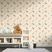 Une chambre d'enfant avec un papier peint ludique représentant des fusées colorées et des étoiles sur un fond crème, créant une atmosphère joyeuse et imaginative.