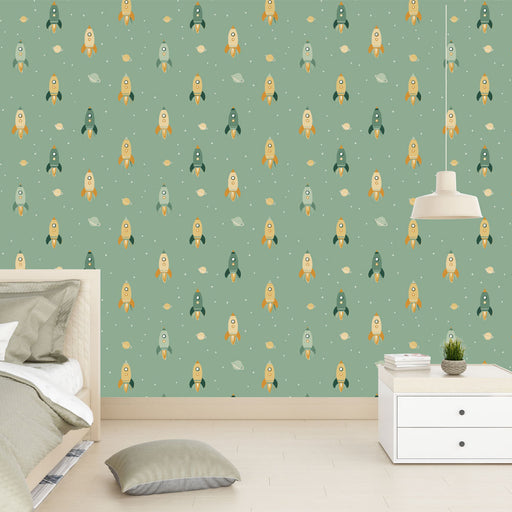 Une chambre enfantine avec un papier peint ludique représentant des fusées colorées sur fond vert, créant une atmosphère joyeuse et imaginative.