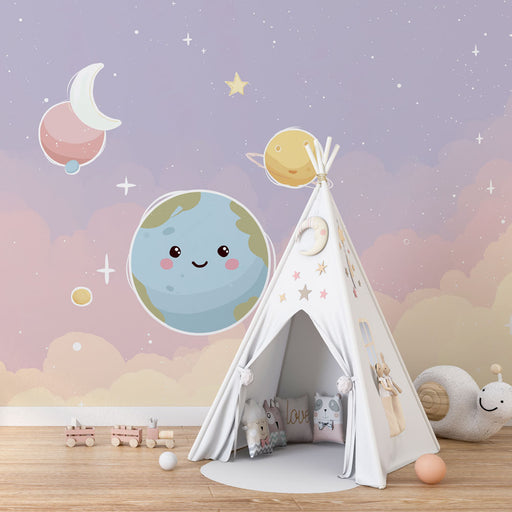 Une chambre d'enfant avec un papier peint pastel représentant des planètes souriantes et des étoiles, créant une ambiance ludique et rêveuse.
