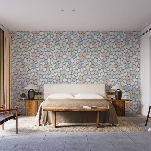 Une chambre moderne avec un papier peint aux motifs de galets colorés dans des teintes douces créant une atmosphère apaisante et naturelle.