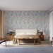 Une chambre moderne avec un papier peint aux motifs de galets colorés dans des teintes douces créant une atmosphère apaisante et naturelle.