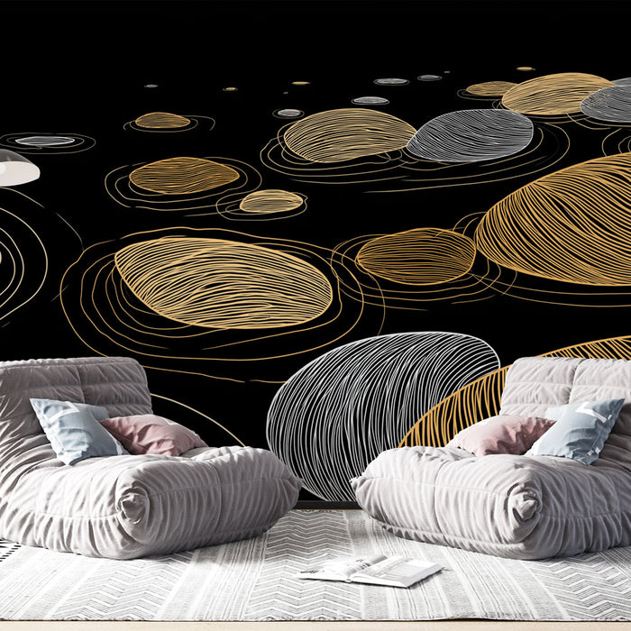 Une pièce moderne avec un papier peint abstrait noir orné de formes ovales dorées et blanches, créant une atmosphère élégante et contemporaine.