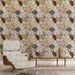 Un salon élégant avec un papier peint aux motifs organiques dans des teintes douces de beige, rose et vert, créant une atmosphère chaleureuse et contemporaine.
