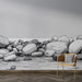 Une pièce moderne avec un papier peint illustrant des galets en noir et blanc, créant une atmosphère apaisante et naturelle.