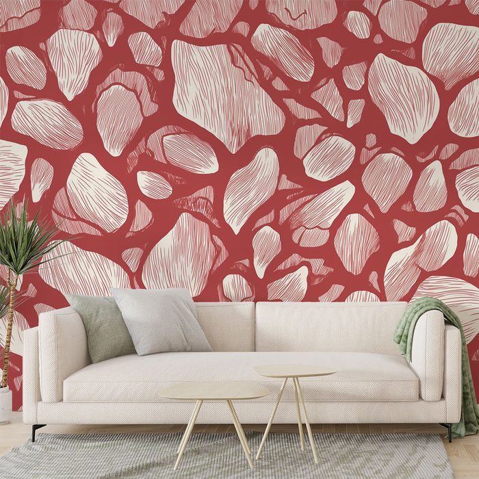 Un salon moderne avec un papier peint rouge aux motifs abstraits de formes organiques crème, créant une atmosphère chaleureuse et dynamique.