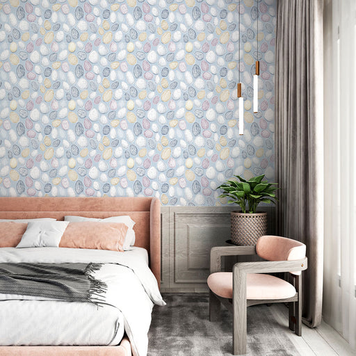 Une chambre moderne avec un papier peint aux motifs d'œufs colorés sur fond bleu clair, créant une atmosphère joyeuse et accueillante.