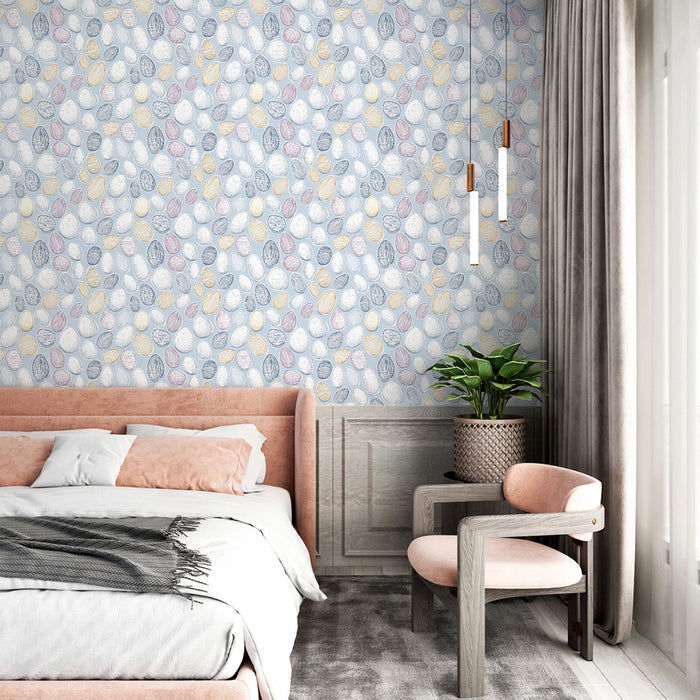 Une chambre moderne avec un papier peint aux motifs d'œufs colorés sur fond bleu clair, créant une atmosphère joyeuse et accueillante.