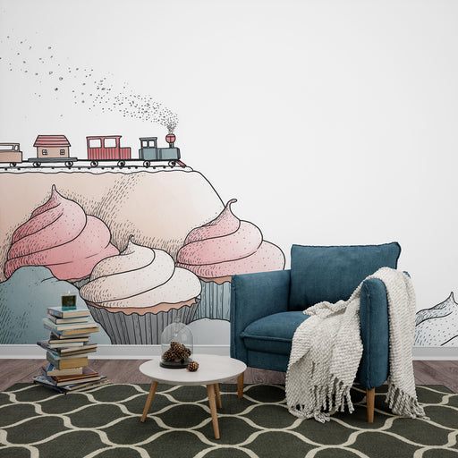 Une salle de séjour avec un papier peint ludique représentant des cupcakes colorés et un train, créant une atmosphère joyeuse et accueillante.