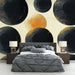 Papier peint géométrique avec cercles noirs et dorés sur fond crème pour chambre moderne