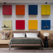 Une chambre moderne avec un papier peint minimaliste agrémenté de carrés colorés vifs, créant une ambiance dynamique et chaleureuse.