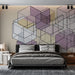 Une chambre moderne avec un papier peint géométrique aux formes cubiques en nuances de violet et beige, créant une atmosphère artistique et contemporaine.