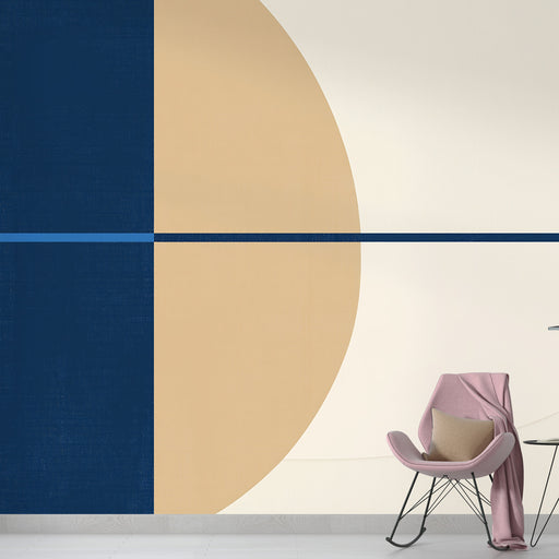 Papier peint géométrique avec motif abstrait en tons neutres et bleus pour salon moderne.