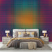 Papier peint géométrique multicolore avec motif vibrant de lignes entrecroisées pour chambre moderne.