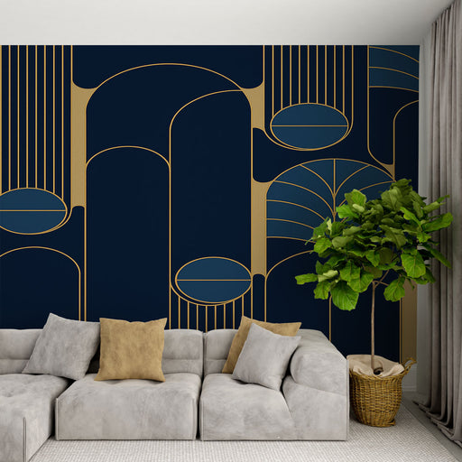 Un salon moderne avec un papier peint bleu nuit aux motifs géométriques dorés, créant une ambiance élégante et artistique.