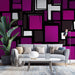Un salon contemporain avec un papier peint graphique aux rectangles violets, noirs et blancs créant une ambiance dynamique et artistique.