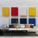 Un salon moderne avec un papier peint aux couleurs vives, comprenant des panneaux jaunes, rouges, blancs et bleus, créant une ambiance dynamique et artistique.