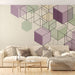 Un salon moderne avec un papier peint géométrique aux teintes douces de violet, vert et beige, créant une atmosphère élégante et apaisante.