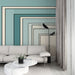 Un salon contemporain avec un papier peint géométrique aux teintes de bleu et beige, dégageant une ambiance moderne et apaisante.