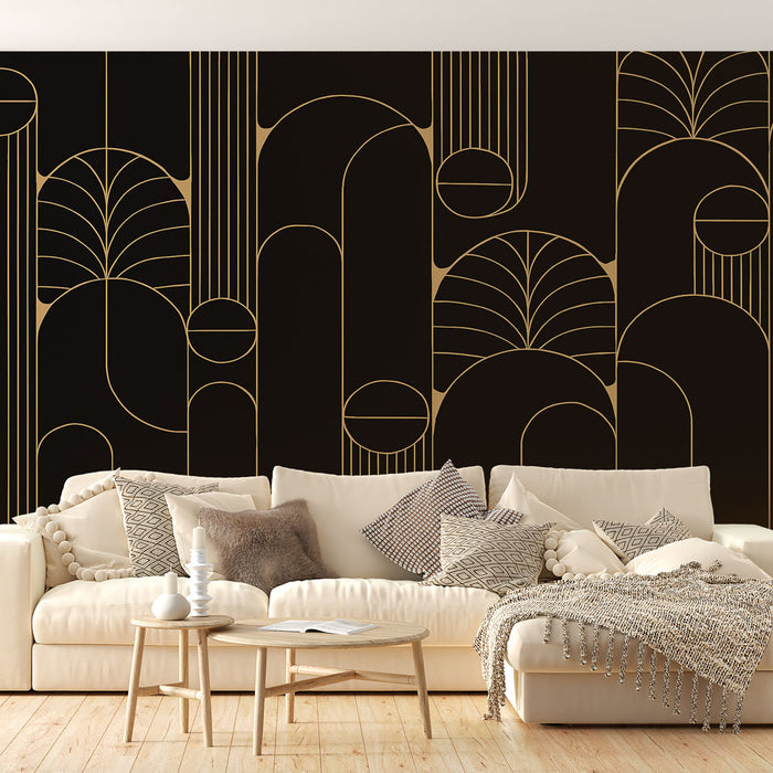 Un salon élégant avec un papier peint géométrique noir et doré aux motifs abstraits, créant une ambiance moderne et sophistiquée.