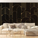 Un salon élégant avec un papier peint géométrique noir et doré aux motifs abstraits, créant une ambiance moderne et sophistiquée.