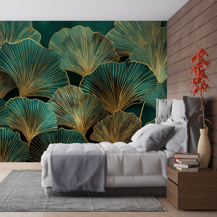 Une chambre moderne avec un papier peint luxuriant aux motifs de feuilles de ginkgo dorées sur fond vert profond, créant une ambiance élégante et apaisante.