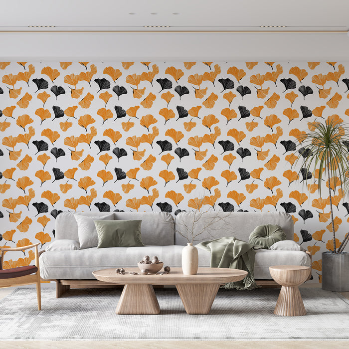 Un salon moderne avec un papier peint aux motifs de feuilles ginkgo en orange et noir sur fond blanc, créant une ambiance chaleureuse et dynamique.