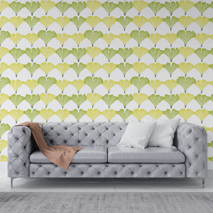 Un salon moderne avec un papier peint aux motifs de feuilles ginkgo en jaune et vert sur fond blanc, créant une ambiance fraîche et naturelle.