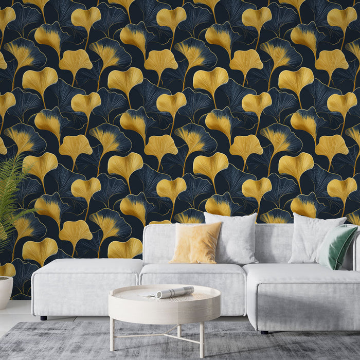 Un salon moderne avec un papier peint aux motifs de feuilles de ginkgo dorées sur fond bleu nuit, créant une ambiance élégante et artistique.