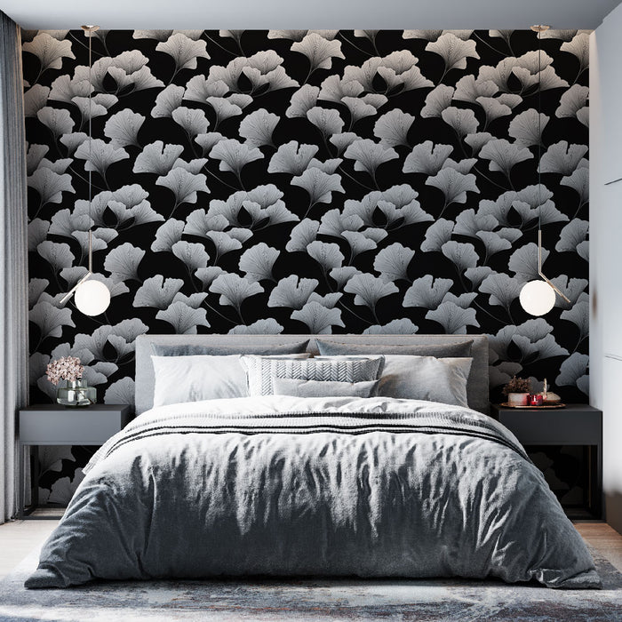 Une chambre moderne avec un papier peint floral noir et blanc, présentant des motifs de feuilles délicates, créant une atmosphère élégante et apaisante.